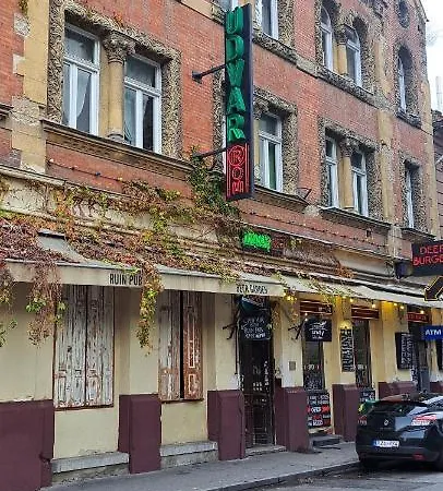 Daire 4 In The Party District